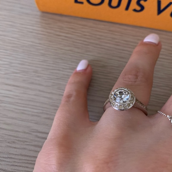 Swarovski crystal ring with halo. Size 6 - Picture 3 of 5